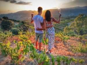 Dégustation de vins au coucher du soleil (CAPVESPRE) comme exemple d'excellence oenotouristique valorisé par le comité de Travel & Hospitality Awards. DOQ Priorat Gratallops